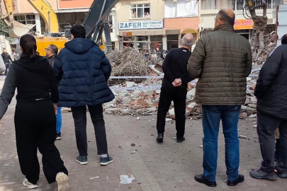 İstanbul Zeytinburnu'nda bina yıkımı sırasında kopan parça çocuğun kafasına düştü: 1 ölü