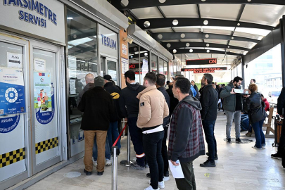 Plaka basım atölyeleri önünde kuyruk oluştu