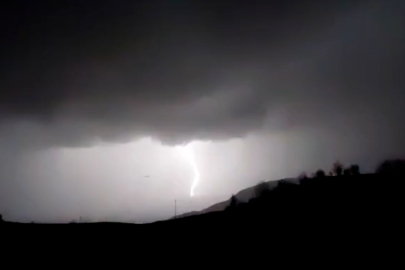 Bolu’da şimşekler geceyi aydınlattı