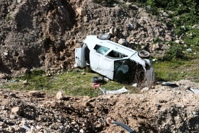 Denizli'de emniyet şeridindeki kamyonete çarpan otomobil boş araziye uçtu: 4 yaralı