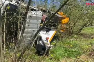 Düzce'de şoförünün kalp krizi geçirdiği kamyonet, fındık bahçesine devrildi