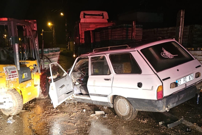 Gaziantep'te otomobil, yük indiren forklifte çarptı: 4 yaralı