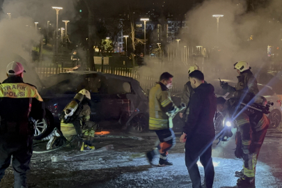 İstanbul'da park halindeki otomobilde yangın çıktı, alevler başka araca sıçradı