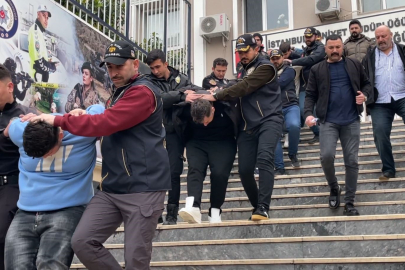 İstanbul Sarıyer’de mezarlıktaki silahlı çatışmanın 6 şüphelisi adliyeye sevk edildi