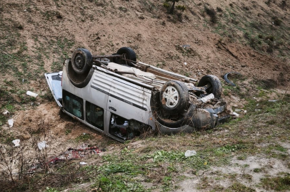 Kırıkkale'de hafif ticari araç takla attı: 4 yaralı