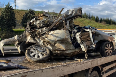 Kocaeli TEM'de otomobil devrilen tır dorsesinin altında kaldı: Karı-koca hayatını kaybetti