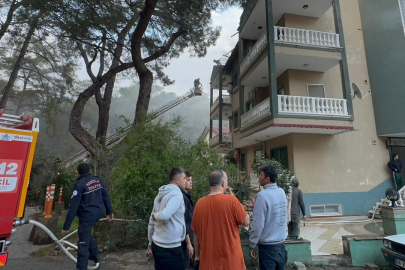 Muğla Marmaris'te çatı katı yangını: Mahsur kalan bir kişi kurtarıldı