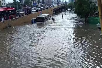 Pakistan'da selde can kaybı 53'ye yükseldi