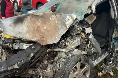 Antalya'da tır ile otomobilin çarpışması sonucu 2 kişi yaralandı