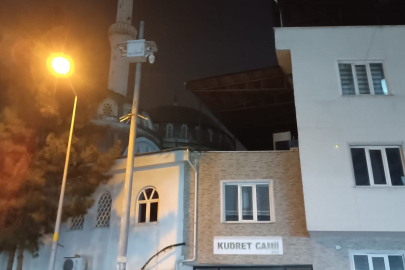 Batman’da cami minaresine yıldırım düştü