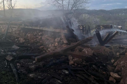 Bursa'da 2 katlı ev alev alev  yandı