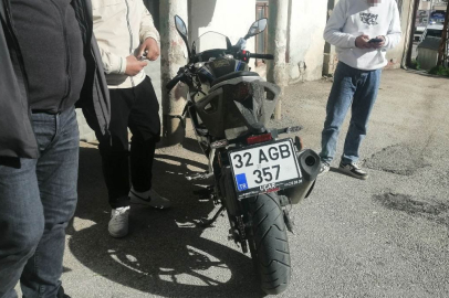 Isparta'da yola savrulan motosikletin sürücüsü kaskı sayesinde kurtuldu