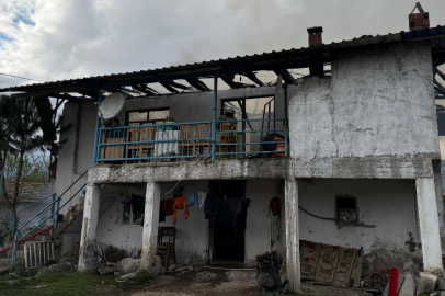 Manisa Selendi’de 2 katlı ev yangında kül oldu