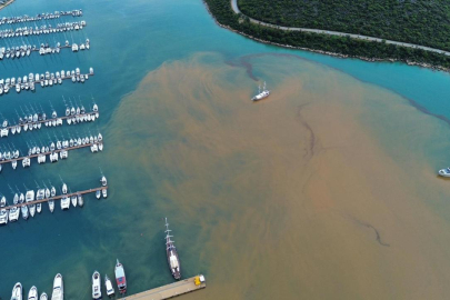 Antalya'da denizin rengi kahverengiye döndü