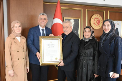 Bakan Bolat'tan Pakistanlı aileden ücret almayan esnafa Ahi Esnaf Beratı