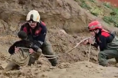 İzmir'de çamura saplanan 2 çocuk kurtarıldı