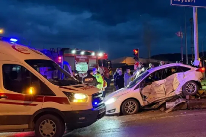 Kahramanmaraş'ta iki otomobil çarpıştı: Dört kişi yaralandı