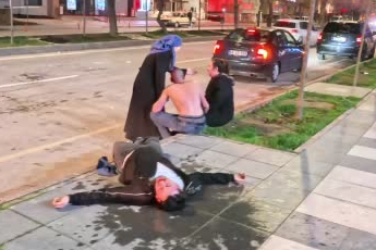 Aksaray'da yaralı oğlunun başındaki annenin feryadı yürekleri dağladı