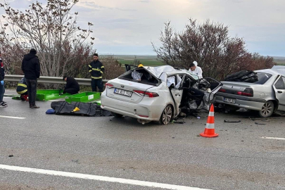Ankara Polatlı’da iki otomobil kafa kafaya çarpıştı: 4 ölü
