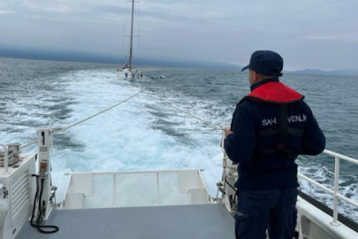 Aydın Kuşadası açıklarında motoru bozulan tekne kurtarıldı
