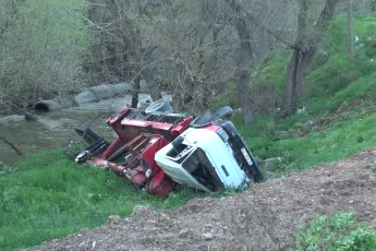 Balıkesir'de iş makinesi şarampole yuvarlandı: 1 ölü, 1 yaralı