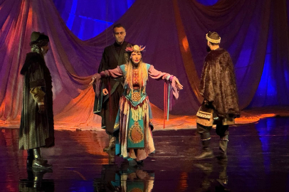 Bursa'da "Çınarın Gölgesinde" tiyatro oyunu sahnelendi