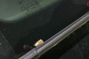 Bursa'da seyir halindeki otomobile yorgun mermi isabet etti