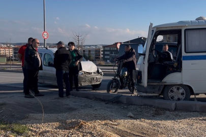 Eskişehir'de kazadan sonra ters yöne giren minibüs hafif ticari araçla çarpıştı: 1’i çocuk 4 yaralı
