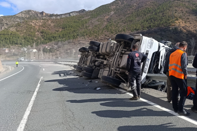 Gümüşhane'de virajı alamayan tır bariyerlere saplandı: Sürücü yaralandı