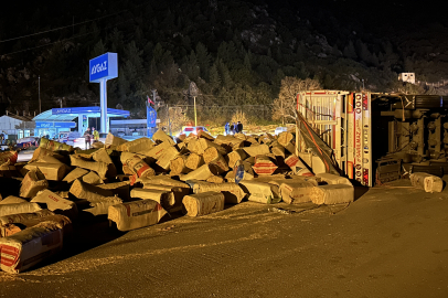 Isparta'da devrilen saman yüklü tırın sürücüsü yaralandı