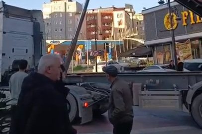 İstanbul Pendik'te caddede yük boşaltan hafriyat kamyonunun dorsesi trafik ışıklarına çarptı