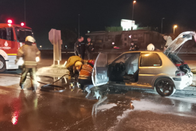 İstanbul Silivri'de seyir halindeki otomobil alev alev yandı