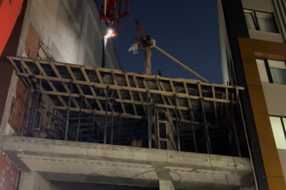 İstanbul Zeytinburnu’nda beton dökme çalışması sırasında yan binanın duvarı çöktü