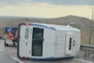 Mardin’de bariyerlere çarpan minibüsün şoförü yaralandı