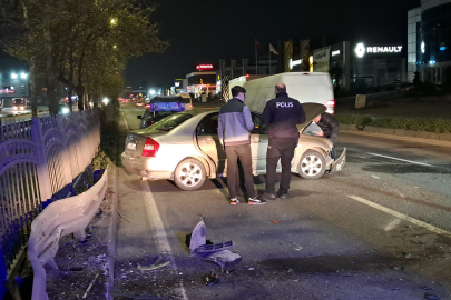 Samsun'da otomobil refüjdeki bariyerlere çarptı: 2 yaralı
