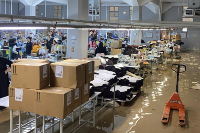 Şanlıurfa’da sağanak yağış fabrikayı göle çevirdi