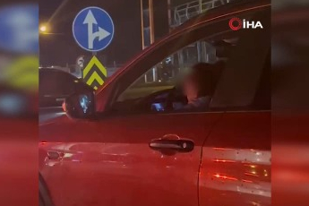 Bursa'da kucağında çocukla araç kullanan sürücüye tepki yağdı