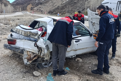 Bayburt'ta tır otomobile çarptı: 3 yaralı