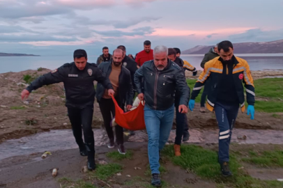 Bitlis'te polisler soğuk havaya aldırış etmeden Van Gölü’ne girip vatandaşı kurtardı