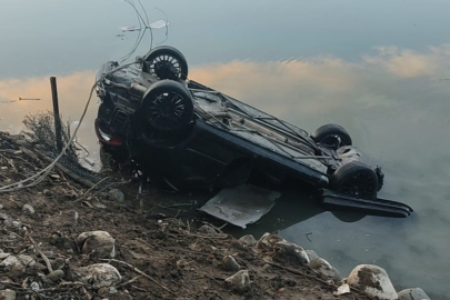 Elazığ'da baraj gölüne uçan otomobildeki sürücüyü ekipler kurtardı