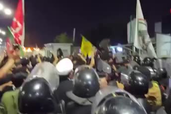 Basra’da protestocular Kuveyt Konsolosluğu’nu bastı