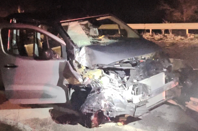 Çorum’da hafif ticari araç kamyona çarptı: 3 yaralı