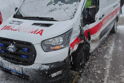 Gümüşhane'de ambulans ile otomobil çarpıştı: 3 kişi yaralandı