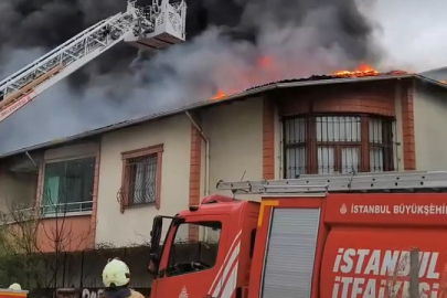 İstanbul Sultanbeyli'de 2 katlı binanın çatısı alev alev yandı