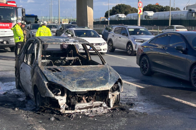 İstanbul Zeytinburnu sahil yolunda otomobil alev alev yandı