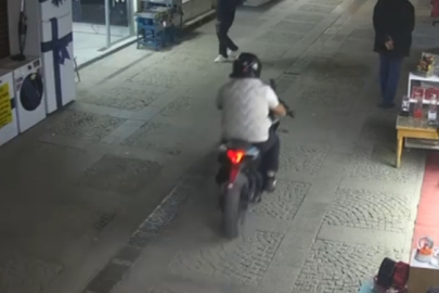 Kahramanmaraş'ta tarihi çarşıda motosiklet kazası: Yayaya çarpıp kaçtı