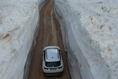 Kar duvarları arasında kalan yol görenleri hayrete düşürdü