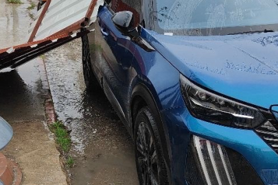 Karabük'te fırtınanın etkisiyle yapıdan kopan parça araca zarar verdi