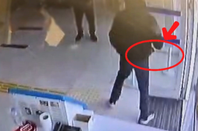 Mersin'de banka şubesinde satırla gasp girişimi: Maskeli şüpheli kısa sürede yakalandı