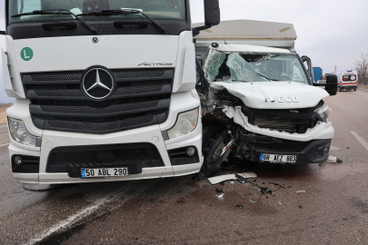 Nevşehir'de tır ile kamyonet çarpıştı: 2 yaralı